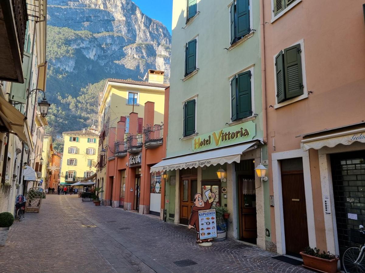 Hotel Vittoria ริวาเดลการ์ดา ภายนอก รูปภาพ