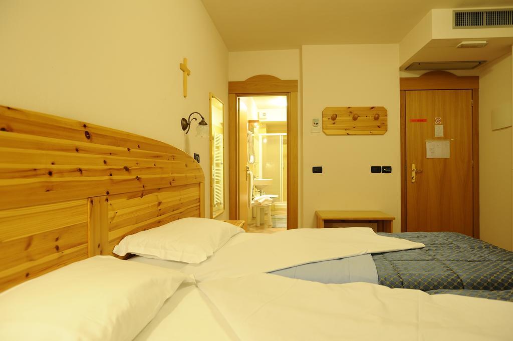 Hotel Vittoria ริวาเดลการ์ดา ภายนอก รูปภาพ